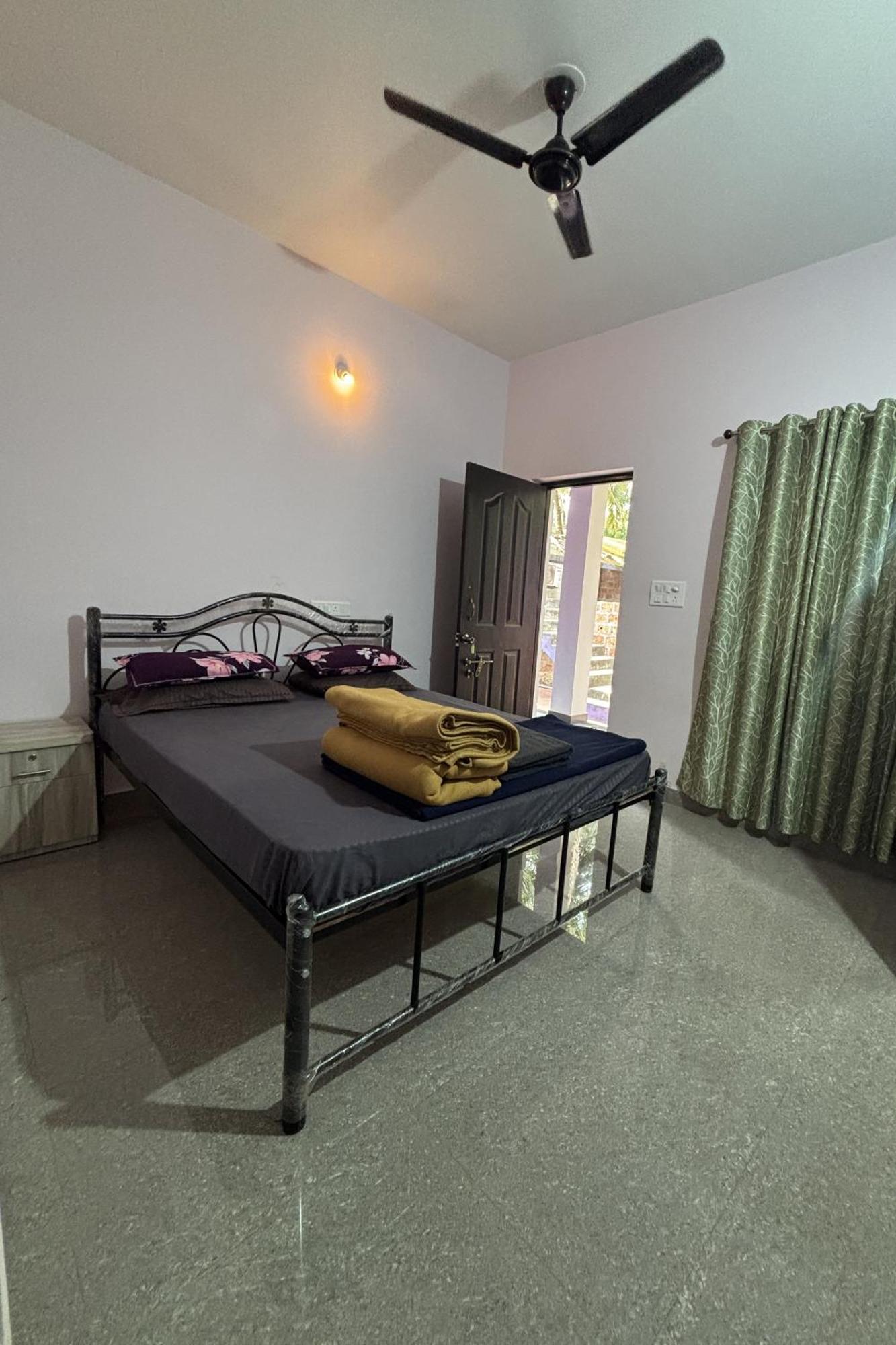 Tamasha Goa Vagator Hostel Room photo