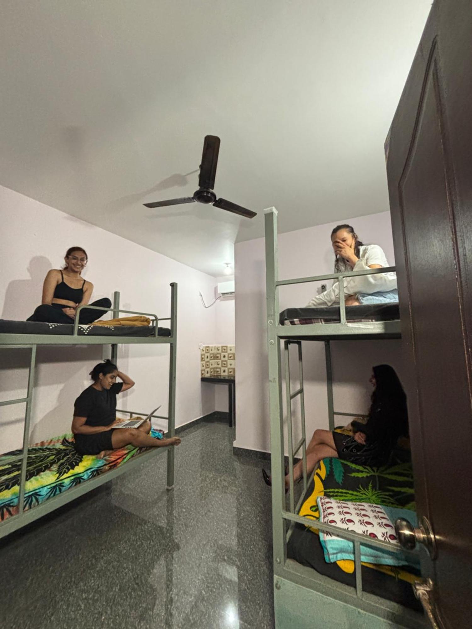Tamasha Goa Vagator Hostel Room photo